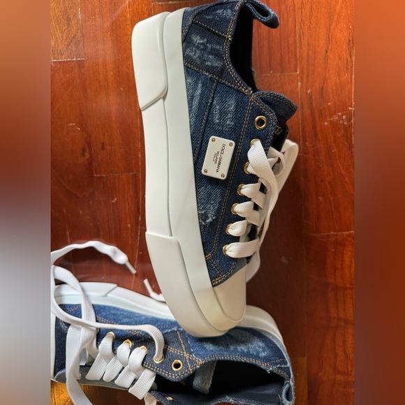DOLCE & GABBANA SNEAKERS SIZE 39 FITS US SIZE 8.5. IN GREAT CONDITION. WORN ONCE - Picture 2 of 6